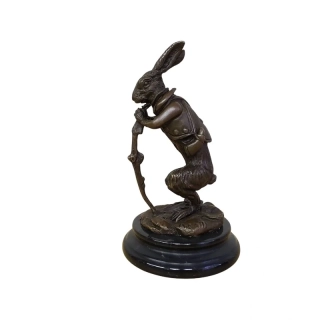 Lovecký zajíc – bronzová soška na mramorovém podstavci