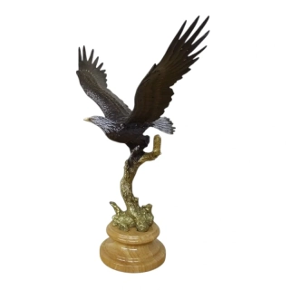 Bronzová socha orla – impozantní umělecká socha na mramorovém podstavci