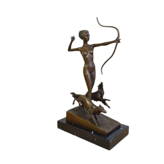 Bronzová socha lovkyně se psy – inspirováno Lorenzem, mramorový podstavec