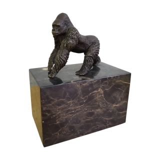 Bronzová soška gorily na mramorovém podstavci 