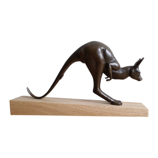 Bronzová socha klokana – signováno Delabasse | Umělecký odlitek na dubové podstavě