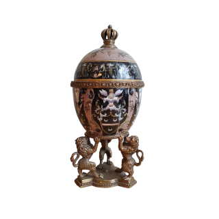 Porcelánová dóza s bronzovými lvy a korunkou – luxusní dekorace v klasickém stylu