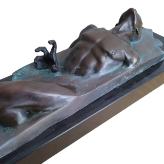Bronzová socha Uvězněný muž – expresivní umělecká figurální plastika na podstavci
