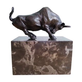 Impozantní bronzový býk Wall Street – symbol síly, úspěchu a prosperity, pravý bronz na mramoru