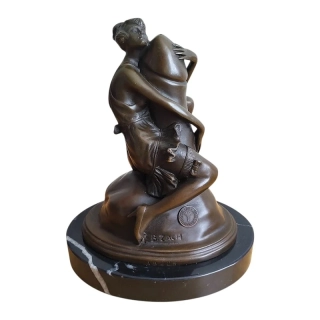 Bronzová socha ženy objímající falus